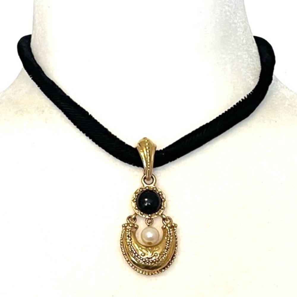 Black Gold Pearl Pendant Velvet Style Choker Necklace